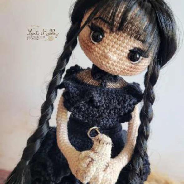 Уэнсдей Аддамс крючком