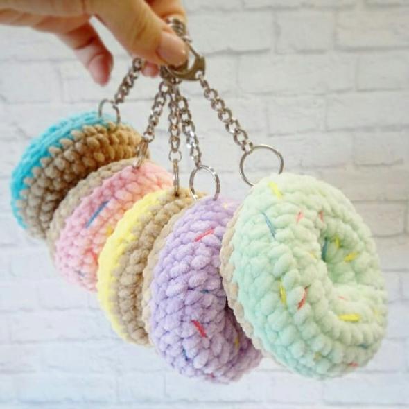 Брелок пончик крючком