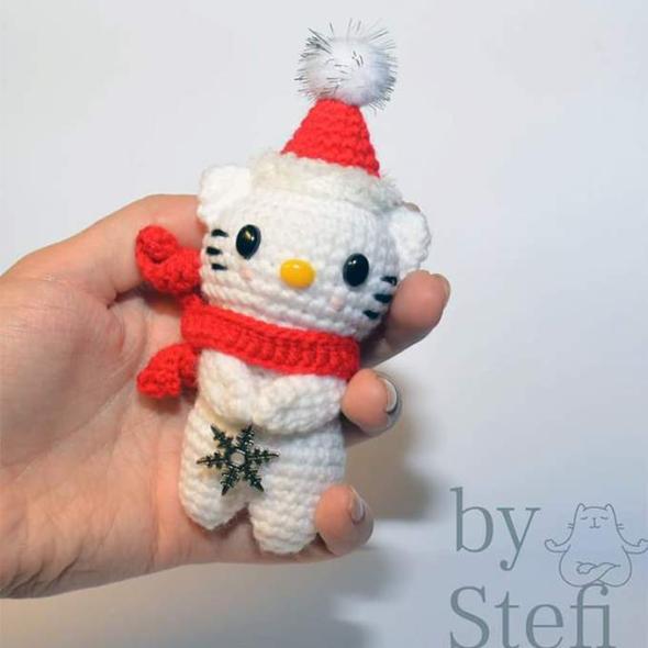 Вязаная новогодняя кошечка крючком