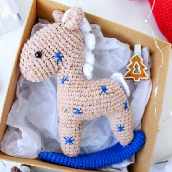 Вязаная лошадка-качалка крючком