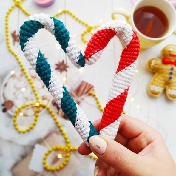 Вязаная рождественская карамелька крючком