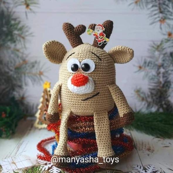 Вязаный олень Рудольф крючком