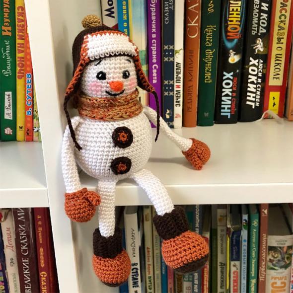 Вязаный снеговик в шапке-ушанке крючком