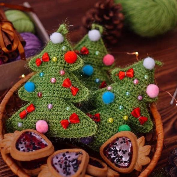 Вязаная ёлочки-подвески крючком