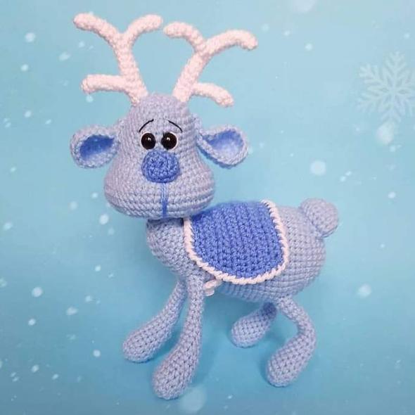 Вязаный северный олень крючком