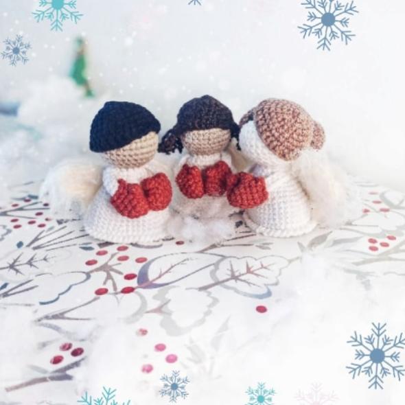 Вязаный ангелочек в рукавичках крючком