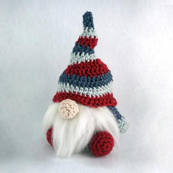 Вязаный гномик с полосатым колпачком крючком