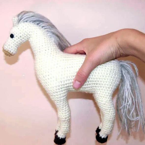 Вязаная лошадка Азианта крючком