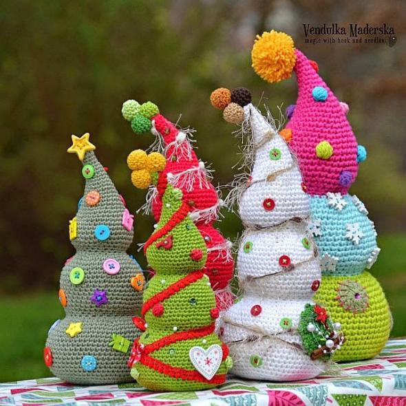 Вязаные яркие ёлочки крючком