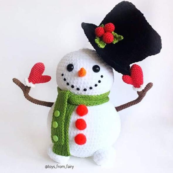 Вязаный снеговик в цилиндре