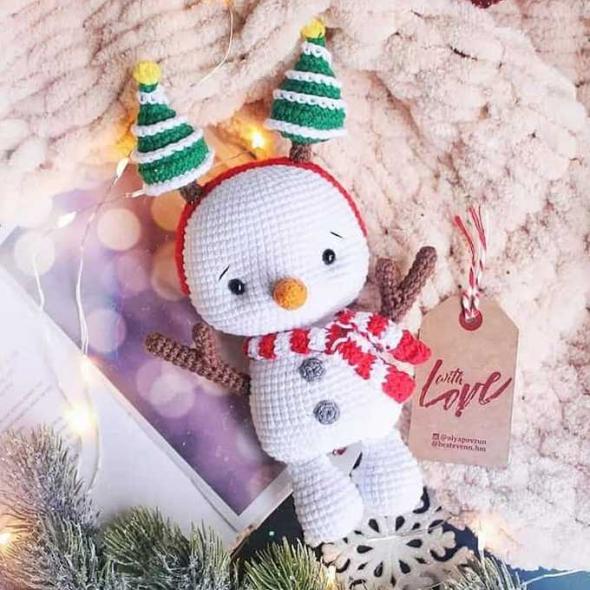 Вязаный снеговик с ёлочками крючком