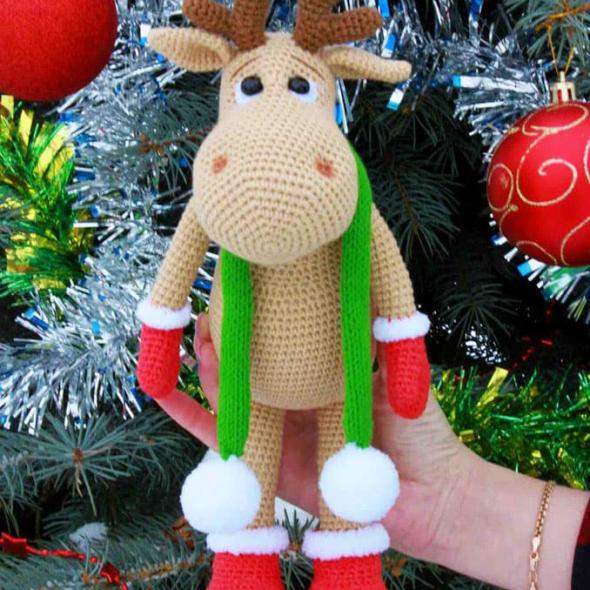 Вязаный олень Рудольф крючком