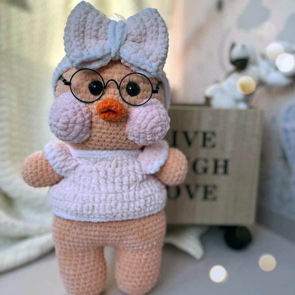Амигуруми уточка Лалафанфан в кофточке с бантиком крючком