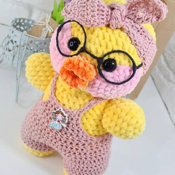 Амигуруми уточка Lalafanfan в комбинезоне крючком