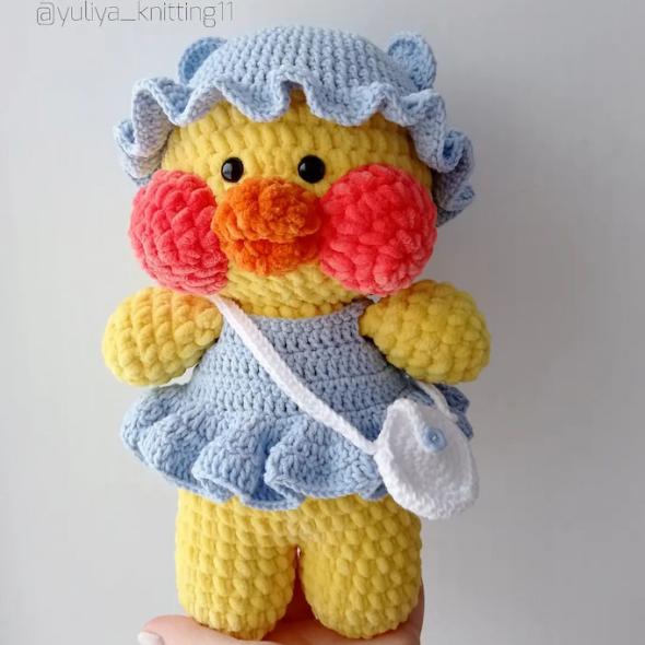 Амигуруми уточка Лалафанфан в одежде крючком