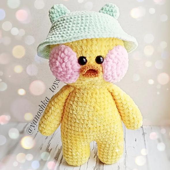 Амигуруми уточка Лалафанфан в шапочке крючком