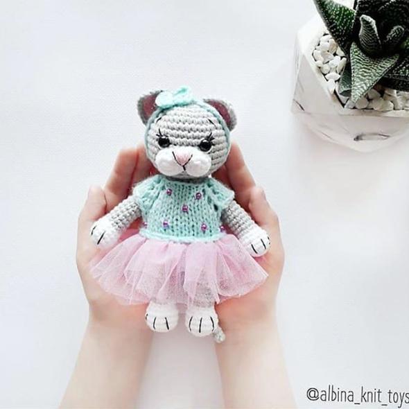 Вязаная кошечка крючком