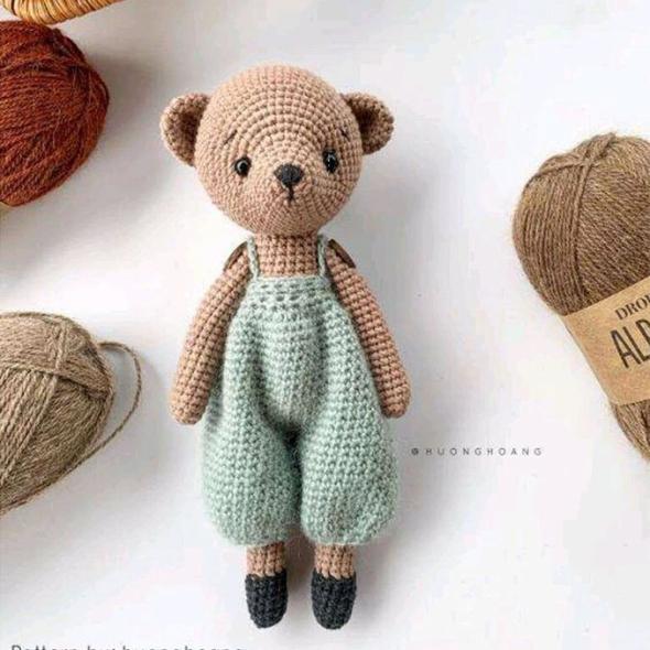 Вязаный мишка в комбинезоне