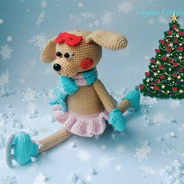 Вязаная собачка на коньках крючком
