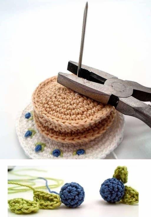 Crochet amigurumi blueberry pancakes. Sewing the pieces together
