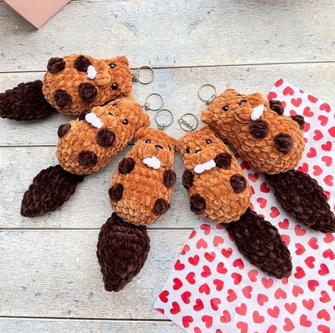 Амигуруми брелок бобр крючком