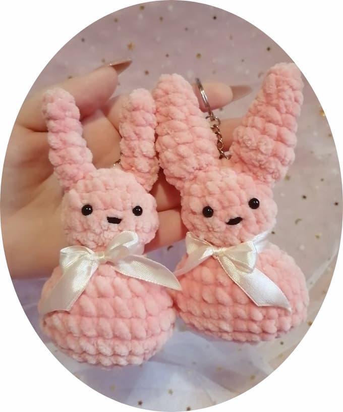 Амигуруми брелок-кролик крючком