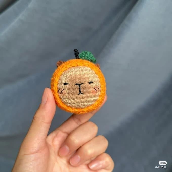 Амигуруми капибара-апельсин крючком