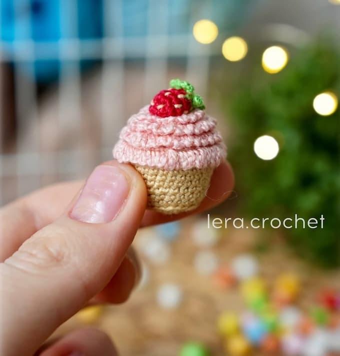 Амигуруми брелок кексик крючком