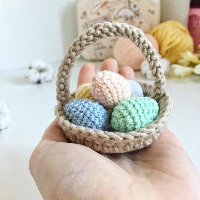 Амигуруми корзинка с яичками крючком