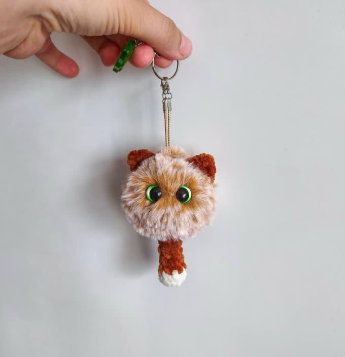 Амигуруми котик-помпон крючком