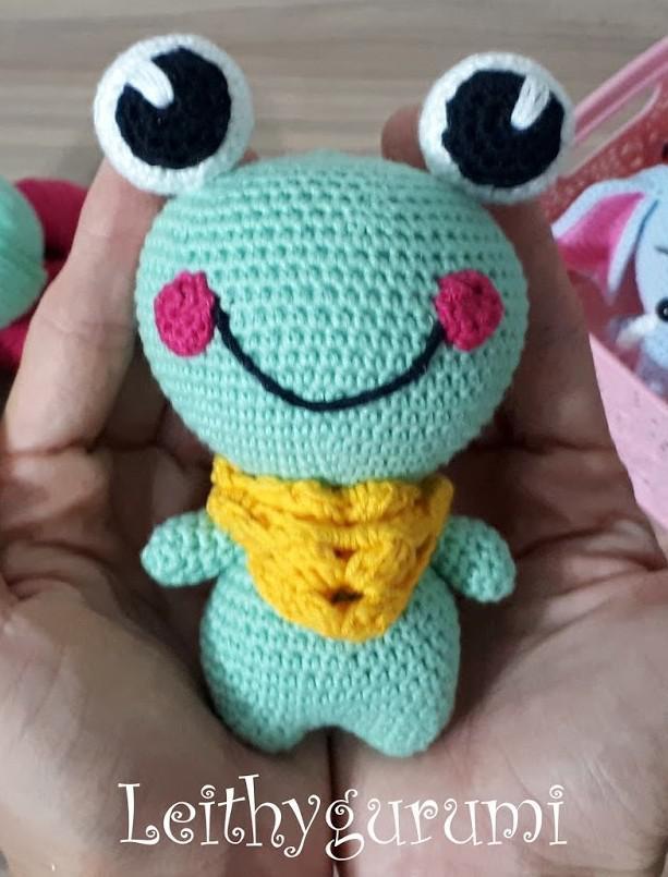 Амигуруми Лягушечка с шарфом крючком