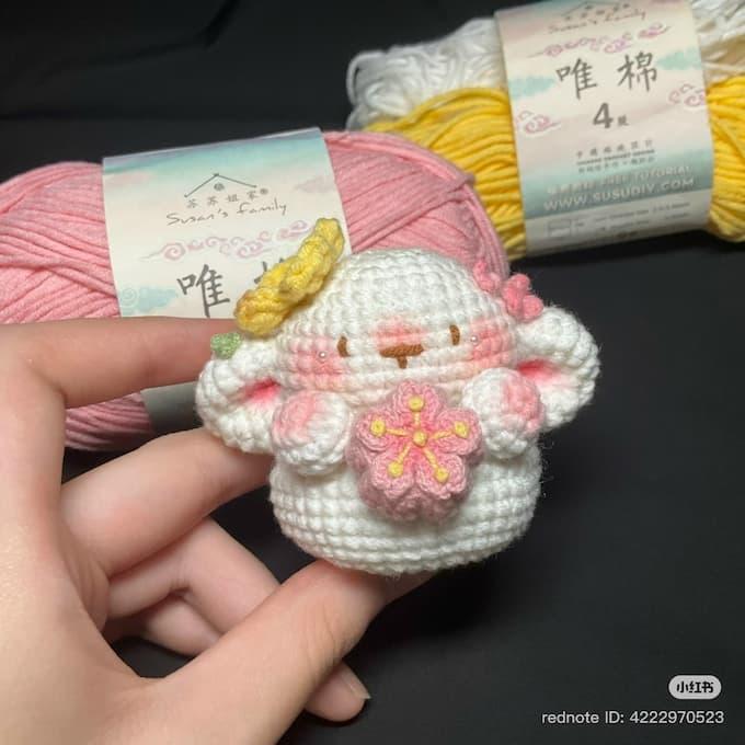 Амигуруми мышка с цветочком крючком