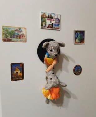 Амигуруми магнит на холодильник мышки-воришки крючком