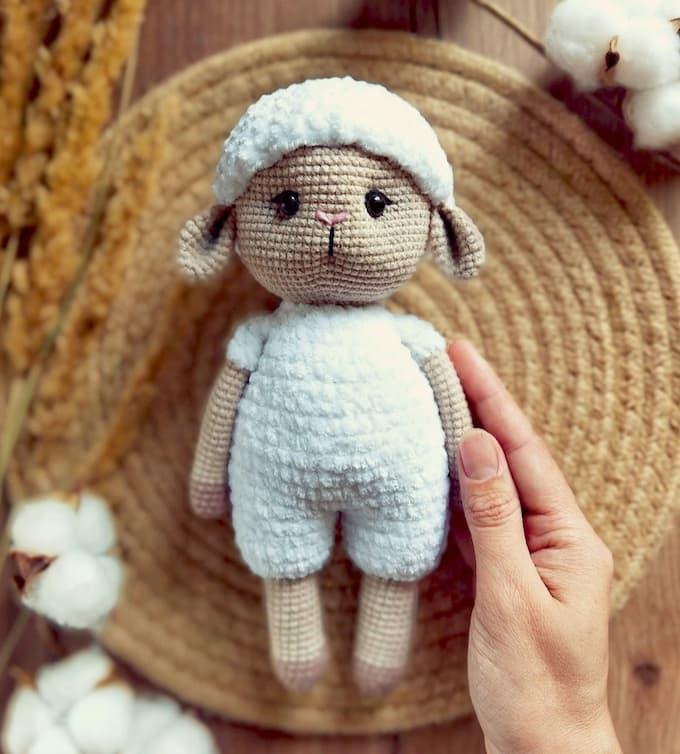 Амигуруми плюшевая овечка крючком